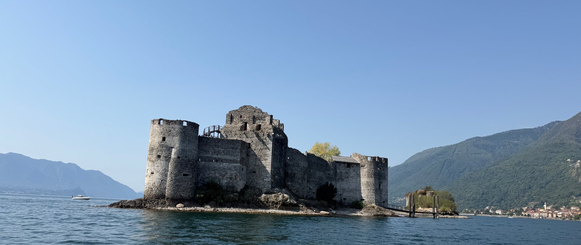 Vom Ostufer hinüber zu den Burgen im See