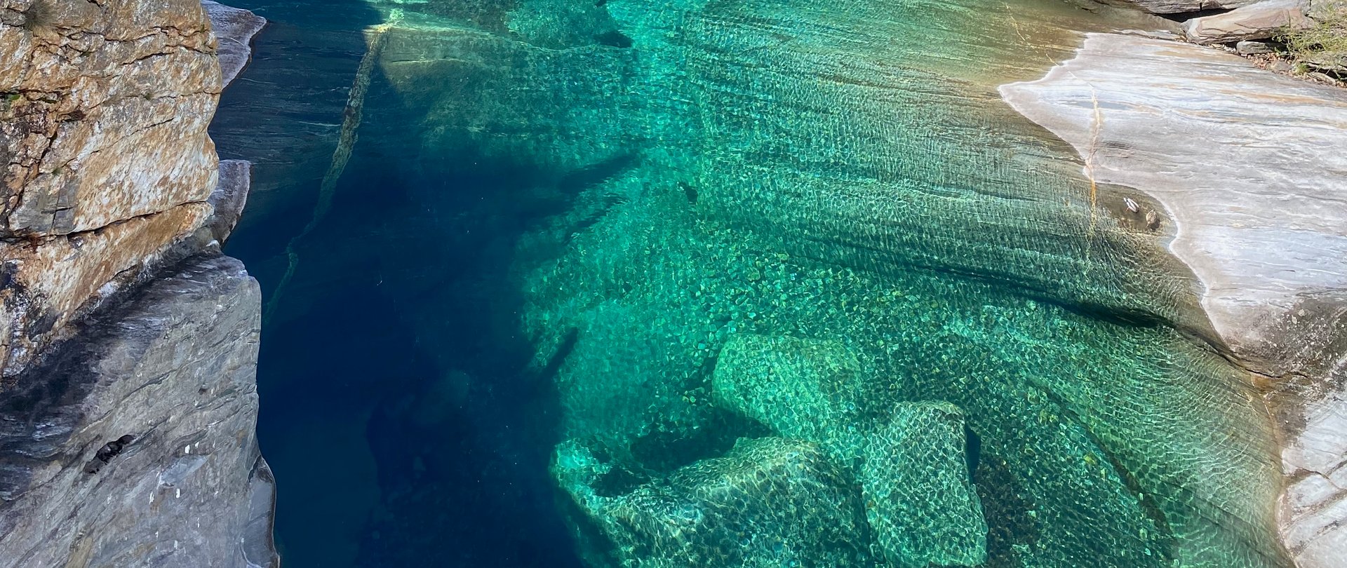 Val Verzasca: Grünes Wasser, alte Brücken und ein Dorf als Hotel